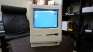 1987 Apple Macintosh Plus 1mb All In One Computer (&)