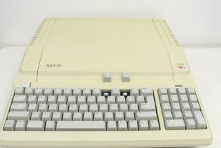 Vintage Apple Iie Computer Powers On A2s2128 Keyboard