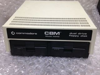 Commodore CBM 4040 Dual IEEE Drive { } 2