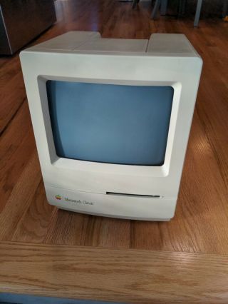 Macintosh Classic Display Computer - Mac Model M0420 2.  5mb Ram 40mb Hd