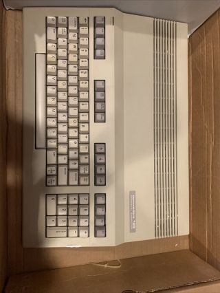 Commodore 128 Computer - Cleaned And Turns On - Not Fully