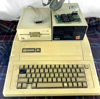 Apple Iie 2e A2s2064 Computer W/ Two Floppy Drives Or