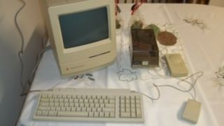 Apple Macintosh Classic M0420 –with Keyboard,  Mouse,  Disks,  Carrying Bag Ok
