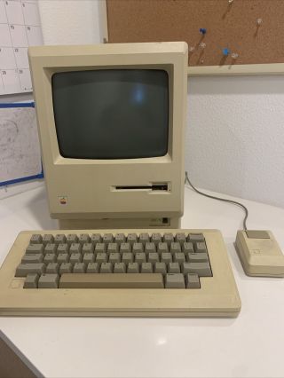 1984 Macintosh 128 M0001 W/ Keyboard,  Mouse 40th Week 4252nd -