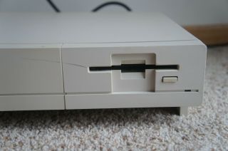 Commodore Amiga 1000 Computer.  1 Powers Up 4