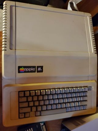 Apple IIe computer (great) 3
