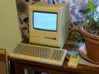 Vintage Apple Macintosh Plus Desktop Computer - M0001a W/ Mouse & Keyboard