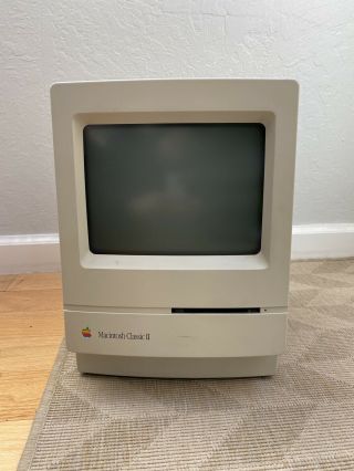 Vintage Macintosh Classic ii 2