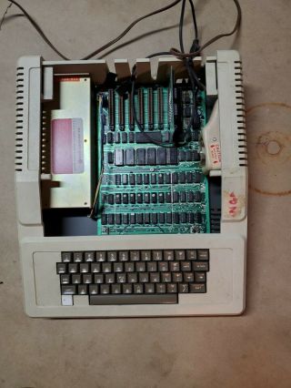 Apple II Plus Computer A2S1016 and A2M0003 5.  25 