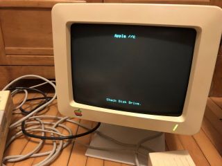 Apple Iic Computer With Carrying Case And Monitor Box