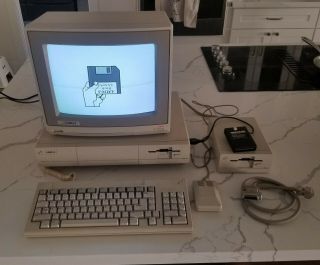 Commodore Amiga 1000 - Monitor Mouse Keyboard External Hard Drive