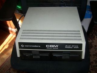 Commodore Cbm 2040 Dual Floppy Drive - Powers On -