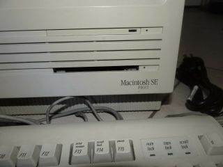 Macintosh Apple SE FDHD with bag,  keyboard and mouse. 3