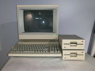 Platinum Apple Iie With Monitor And Disk Drives (apple 2 E)