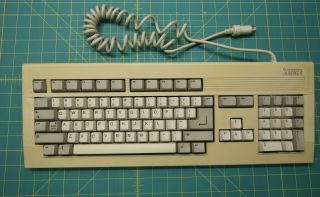 Commodore Amiga 3000 Keyboard Yellowed And A3000