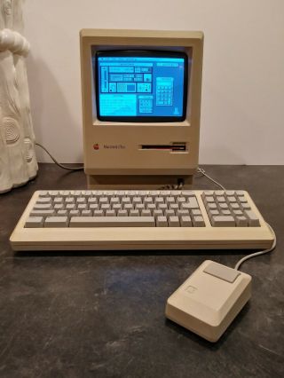 Vintage 1987 Apple Macintosh Plus Computer 1mb,  Mo110a Keyboard,  Mo100 Mouse
