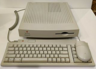 On Display Apple Macintosh Performa 476 (quadra 605)