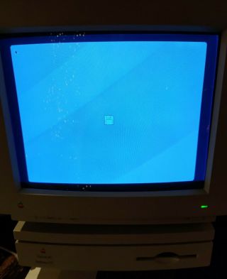 ON DISPLAY Apple Macintosh Performa 476 (Quadra 605) 2