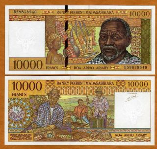 Madagascar,  10000 (10,  000) Francs Nd (1995),  P - 79b,  Unc Old Man,  Craftsmen