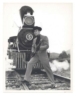 Robert Conrad 1965 The Wild Wild West 7x9 Portrait Rifle Train