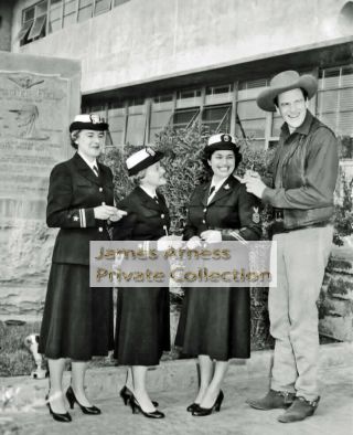 James Arness Gunsmoke Marshal Dillon With Us Navy Ladies Candid 8 X 10 (rare)