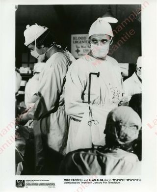 Mash Tv Show Press Photo 8x10 Alan Alda Mike Farrell 4077 M A S H West Wing
