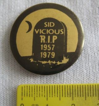Sid Vicious Sex Pistols Vintage 1979 Commemorative Punk Rock Tin Pin Badge