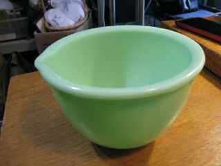 Vintage Jadeite Fire King Mixing Batter Bowl With Pouring Spout Heavy 6 1/2”