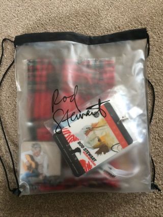 Rod Stewart Vip Promo Pack.  2019 Blood Red Roses.  Signed Pic.  Scarve.  Socks.  Pass Etc