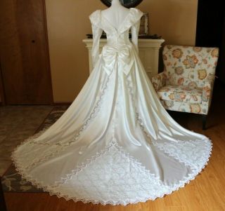 Vintage Long Sleeve Wedding Gown/dress With Long Train With Lace Panels Size 10