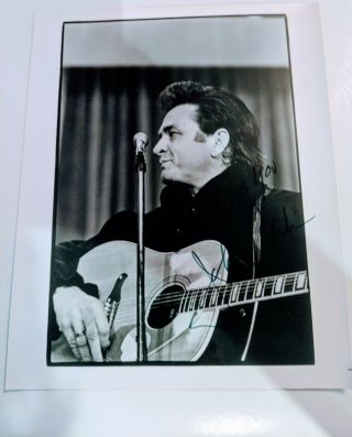 Johnny Cash Autographed B&w 8 X 10 Photo