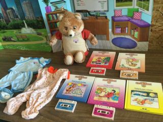 Vintage Teddy Ruxpin Talking Bear With 5 Books 4 Cassettes 2 Outfits