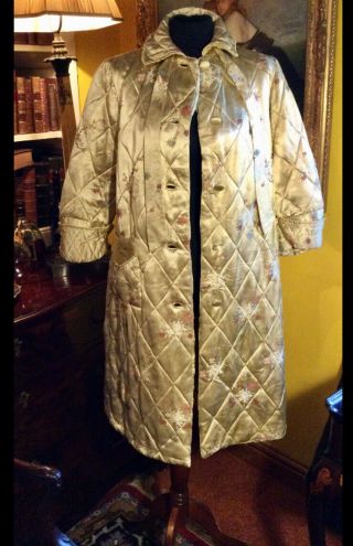 Vintage 1940/50 Chinese Quilted Silk Dressing Gown.  Size 34.