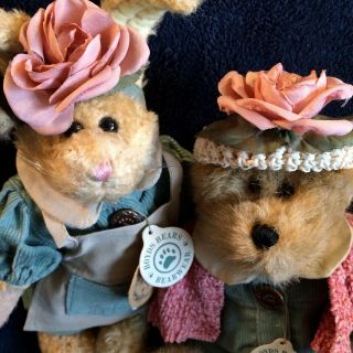 Boyds Bears 8” Bailey & Emily Babbit In Green Corduroy And Fancy Rose Hats