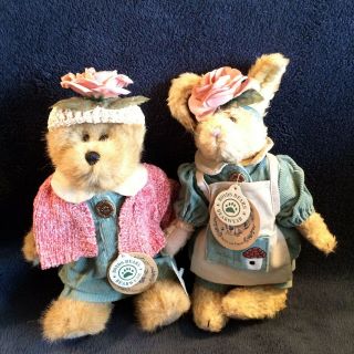 BOYDS BEARS 8” Bailey & Emily Babbit in green corduroy and fancy rose hats 2