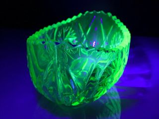 VINTAGE DAVIDSON ART DECO GREEN URANIUM GLASS CURVED BOAT SHAPE DISH 3