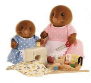 Sylvanian Families / Calico Critters Sewing With Mother