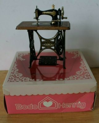 Bodo Hennig Dolls House Singer Sewing Machine 6710 - Boxed (hospiscare)