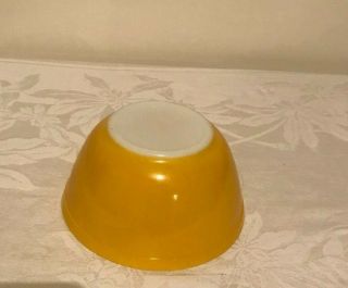 Vintage Pyrex 1.  5 Quart Yellow Mixing Serving Bowl 402