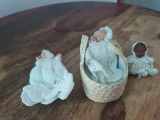 Dolls House 1:12 Babies Moses Basket And 3 Babies
