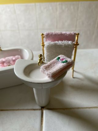 Dolls House Modern Bathroom Set sink Bath ToIlet Towel Rail Accessories 1.  12 3