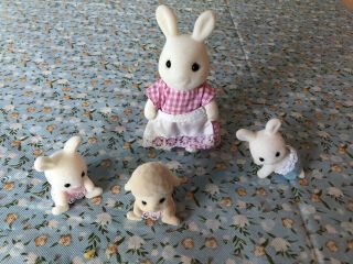 Calico Critters White Mama Bunny Rabbit And 2 Babies,  Lamb