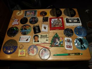 ELVIS PRESLEY - 27 ASSORTED ELVIS ITEMS - BUTTONS,  ORNAMENTS,  & OTHER ITEMS 3