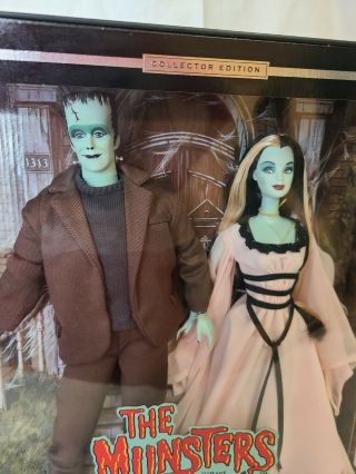 2001 Mattel The Munsters ' Giftset - Herman and Lily Barbie - 50544 - NRFB 3