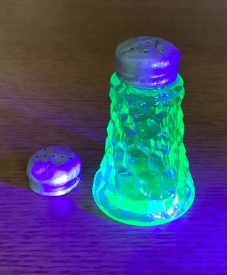 Jeannette Cube/cubist Green Vaseline Uranium Salt Shaker