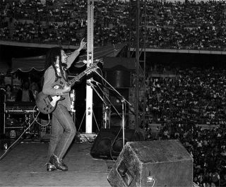 Bob Marley Unsigned Photograph - L3919 - On Stage In 1980 - Image