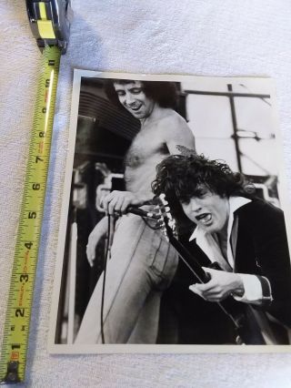 Ac/dc Rare Bon Scott Angus Young B&w Vintage Early Picture Photograph