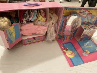 1990 Mattel Barbie Fold Up Boutique Storage Doll Carrying Case 5 Dolls Clothes