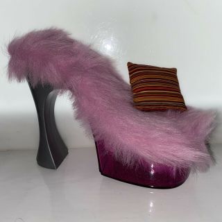 Bratz Doll Funky Fashion Furniture - High Heel Hot Seat - Fluffy Slipper Shoe