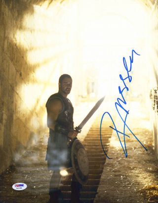 Russell Crowe Autographed 11 " X 14 " Gladiator Shield Photograph Psa Dna